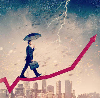Homme d'affaires sous un parapluie marchant sur une courbe de croissance sur un fond de tempête